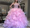 Underbara ruffles Tiered Quinceanera Dresses Crystal Beading Sweetheart ärmlös bollklänning Prom Dress Organza Party Dress Evening3072117