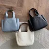 メンズトップハンドルトライアングルショルダーバスケットトートトートバッグLuxurys Designer Magnetic Snap Pochette Crossbodyハンドバッグ