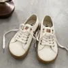 Sapatos casuais 2024 meninas branco luz marrom sneakersdesigner lona mulheres baixas sapatilhas dedo do pé largo rendas até formadores confortáveis w