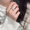 Modieuze persoonlijkheid, diamanten ring, vrouwelijke niche-sieraden, trendy wijsvingerring