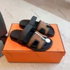 Designer Sandaler Flat Real Leather Summer Slides Luxury Slippers Män Kvinnor Ferbror Fashion Högkvalitativ SAMIL SEACH VICEKT STOR STORLEK 35-45