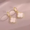 Designerörhängen fyrbladklöver örhänge för kvinnor senior klassisk liten doftande vindörhängen ny klöver öron ring 18k guld ljus lyx flash mens earloop