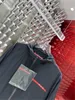 メンズジャケットデザイナーハイバージョンPファミリー春/夏新しいメンズジャケットPUフード付き赤いラバーストリップウィンドブレーカーチャージT41V