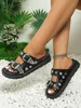 Slippers Punk Zwarte Sandalen Voor Vrouwen Bezaaid Gesp Decor Flatform Slide Open Teen Zomer Street Style Goth Schoenen Strand vakantie H240325