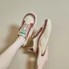 Повседневная обувь 2024 г., осенняя маленькая белая корейская версия, спортивная обувь для бега, студентка, повышенная доска