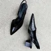 Nouveau grand sandales pointues talons sexy mi-talon Baotou sandales été femmes couleur unie chaussures à talons épais tongs noires pour les femmes 240228