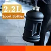 Bouteilles d'eau 2200Ml en plein air grande capacité en plastique voyage tasse d'eau froide bouteilles de Sport portables Fitness gymnase protéine Shaker bouteille de Sport yq240320
