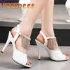 Kleid Schuhe Kette Fransen Dekoration Frauen Heels Sieben Farben Sandalen Peep Toe Vorne Hinten Riemen Walk Show 11 cm Super dünne Hohe Hochzeit H240321TT08