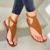 Nya sandaler Kvinnor Flat Bottom Sandles Heels Clip Toe HerringBone Black Flip Flops for Women 240228