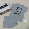 Marken-Jumpsuits für Kleinkinder, bunter Musterdruck, Neugeborenen-Body, Größe 73–110, Sommer-T-Shirt-Set für Kleinkinder, kurze Ärmel und Shorts, 24. März