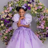 2024 Robes de fille de fleur violette robe de communion col en V robes de bal à plusieurs niveaux robe d'anniversaire reine dentelle appliquée perlée pour les petites filles noires africaines NF135