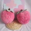 Giocattolo da cuscino per fragole super morbido creativo leggero simpatico bambolo cuscino per fragole per casa ornamenti per bambole decorative per ragazze 240319