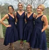 2019 Günstigere High Low Short Brautjungfernkleider mit Taschen Marineblau V-Ausschnitt Falten Trauzeugin Kleider nach Maß7115613