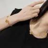 Bracciale a V Fanjias stesso stile trifoglio braccialetto a cinque fiori leggero lusso design di nicchia Tiktok squisiti ornamenti a mano di alto livello