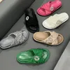 Neue Hausschuhe mit C-Hakenschlaufe, Designer-Slipper, glatte Slides, Pantoletten mit gesteppter Matelasse-Struktur, Slider für Damen, Luxus-Sandalen, Gummi-Slipper, Poolkissen, Strand-Flip-Flops, Loafer