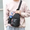 Borsa da uomo stile 2024 Borsa da viaggio casual portatile da esterno può essere installata a spalla da viaggio con bottiglia d'acqua