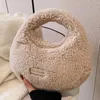 Väska kvinnor fluffy tote handväska söt crossbody påse casual fuzzy axel mångsidig vinter dating handväska