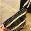 Mini çöp torbası tasarımcısı kadın omuz çantası deri siyah ve beyaz çizgili altın donanım metal toka lüks el çantası matelasse zincir crossbody çanta makyaj çantası 19cm