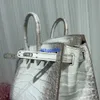 Tragetaschen, Handtasche aus Himalaya-Krokodil, echtes Kediros, neues Himalaya-Siam-Krokodil, Außennaht 20 cm, modischer, handgenähter Honigwachsfaden mit Logo HBX9V8