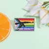 Spilla con bandiera dell'orgoglio LGBTQ Difendi Trans Uguaglianza Spilla smaltata Decorativa Giacca con bavero Distintivo Accessorio Gioielli Regalo per Amici Gay