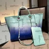 Womens Holiday Series Rainbow Iridescent Beach Shopping Pags Deauville مع القابض مع الأدوات المعدنية الفضية Matelasse Chain Crossbody حقائب اليد 36 سم