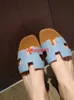 صندل جلدي Oran Slippers Womens Hb النعال المسطحة القاع للنساء للملابس الخارجية 2024 New Springsummer Leature Leather Square Toe Cas لها شعار KW2i