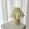 Plissee Keramik Tischlampe Schlafzimmer INS Mädchen Nordic Nachttischlampe Kreative Retro Nachtlicht Stoff Schreibtischlampe 240305
