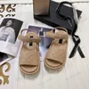 2024 verão chinelos interiores casa xadrez plataforma acolchoada salto plano antiderrapante designer de luxo sandália casual senhoras sapatos zapatos mujer férias praia slide dois c fivela