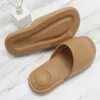 Tofflor Nytt mode sommarpar fast färglättnad Flat Slides Lithe tunna sandaler för kvinnor män hem inomhus flip flops01mcjy h240322