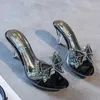 Geklede Schoenen Kleur Diamant Strikje Slippers Dames Stiletto Pomp 2020 Nieuwe Zomer Sandalen Met Middelhoge Hak Netto Rood Kristal Transparant H240321P98O