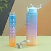 Bottiglie d'acqua Borraccia per ragazze Borraccia di grande capacità Tazza di paglia Brocche sportive portatili Indicatore del tempo Bicchieri di plastica a prova di perdite 300 / 900ML yq240320