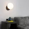 Lampy ścienne sypialnia sypialnia nowoczesna prosta złota czarna szklana piłka LED koryta