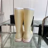 Botas de lluvia de moda para niñas y mujeres, botas antideslizantes de goma negra, zapatos de agua con punta redonda, nuevos zapatos impermeables antideslizantes de diseñador, bota de tubo alto Hermosos zapatos impermeables