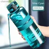 Bottiglie d'acqua 1L 1.5L 2L Bottiglia d'acqua per sport fitness Grande capacità Bottiglia di plastica ecologica portatile a tenuta stagna Shaker per bevande alla frutta Senza BPA yq240320