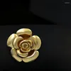 Broches 1859 Luxe Retro Camellia Broche Vrouwen Bloem Smal Pak Hals Pin Anti-Blootstelling Vest Gesp Kleding Accessoires Sieraden