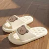 Tofflor 2024 NYA SUMMER CARTOON BEAR MEN HEM SLIDER SKOR EVA TREND KVINNER PAR NONLIP IN INHOOR OFOROUS Mysigt hus Dusch04 H2403