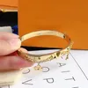 18K Banhado A Ouro Designer Bangles Bangle Charme Pulseiras Mulheres Pingente Carta Jóias Pulseira De Aço Inoxidável Cuff Acessórios De Moda Carta