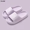 Tofflor 2024 Summer Women Beach Slides Cartoon Bear Flip Flops Mens Tjock Sole inomhus Badrum Antislipskor Par Sandaler01QJVO H240322