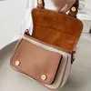 2024 Nova Flip Ombro Crossbody Lucy Academy Estilo Pequeno Quadrado Algodão e Lona de Cânhamo Combinação de Couro Fivela Bolsa Carteiro 78% Off Store Wholesale