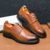 Chaussures de chaussures Nouvelles chaussures habillées pointues masculines Fashion Brogue Chaussures Business Men's True Leather Shoes Lace Up Lacers Livraison GRATUITE