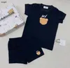 Märke småbarn jumpsuits designer nyfödda bodysuit storlek 73-110 spädbarn sommar t-shirt set kortärmad och shorts 24mar