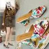 Hausschuhe 2024 Trendy Thick High Heel Square Toe Open Color Printing Knöchelriemen Schnalle Damen