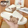 Slippare 2023 Summer Womens Beach Slide Cartoon Bear Flip Cap Mens Thick Sole inomhus badrum Anti Slip Shoes Par Sandaler H240325