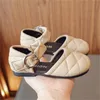 Neue Stil Kinder Sandalen Kleinkind Girls Summer Beach Slides Kinder Baby Slip-On Pantoffeln Leichte geschlossene Zehen-Prinzessin Lederschuhe