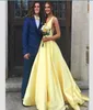 2020 barato amarelo vestidos de baile uma linha com decote em v feito sob encomenda formal vestidos de noite sem mangas trem varredura longo meninas festa dress1046627