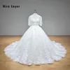 Huur lnyer v-neck halve mouw parels kristallen bloemen appliques kanten prinses baljurk trouwjurken 100% kantoorfoto's video