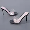 Sapatos de vestido Voesnees Mulheres Chinelos Sexy Transparente Temperamento Alto-Salto Moda Verão Maré Corrente Rebite Sandálias Femininas 2022 Novo H2403251