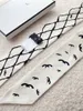 2024 Scarf Designer Fashion Real Keep High-klasss halsdukar Silk Simple Retro Style Accessories for Womens Twill Scarve Black White No Box