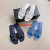 Sandales en cuir Oran Slippers pour femmes Dongguans Plateformes haut de gamme remplacer les pantoufles classiques par des sandales en jean à fond plat pour les femmes ont le logo Gro6