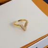 Nieuw ontwerp glanzende geluksbrief Volt ondersteboven ring wit goud en diamanten designer sieraden R0037